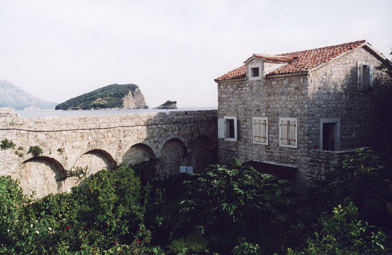 Будва: вид с крепостной стены - Стари Град и остров Св. Николая.