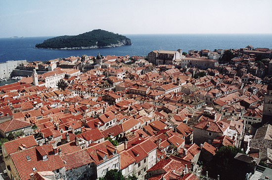 Вид на Дубровник и окрестности с самой высокой башни крепостной стены